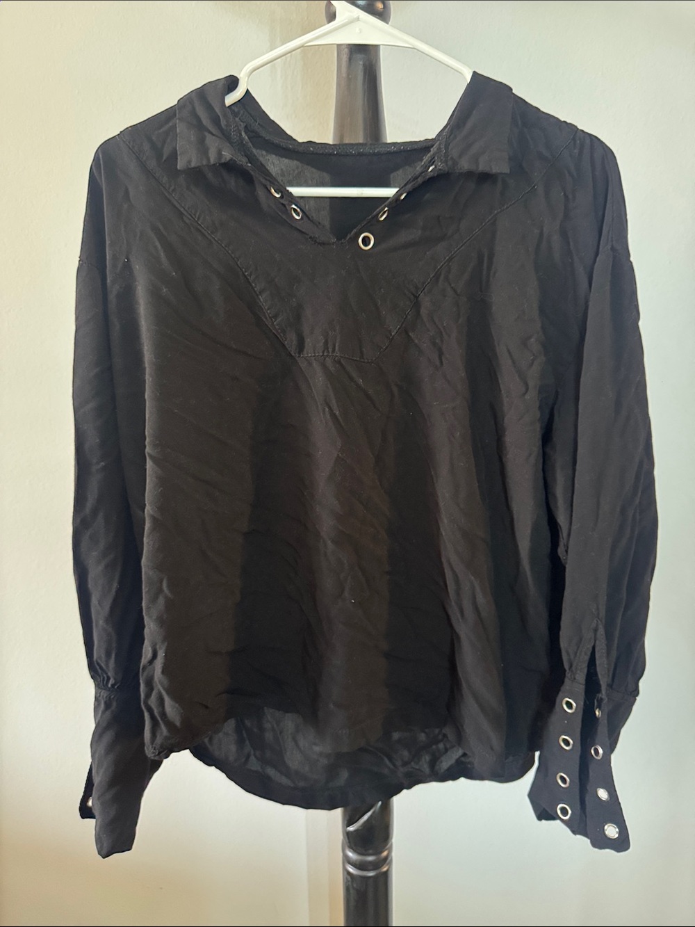 Black Long-Sleeve Eyelet Detail Top - Women 29.T